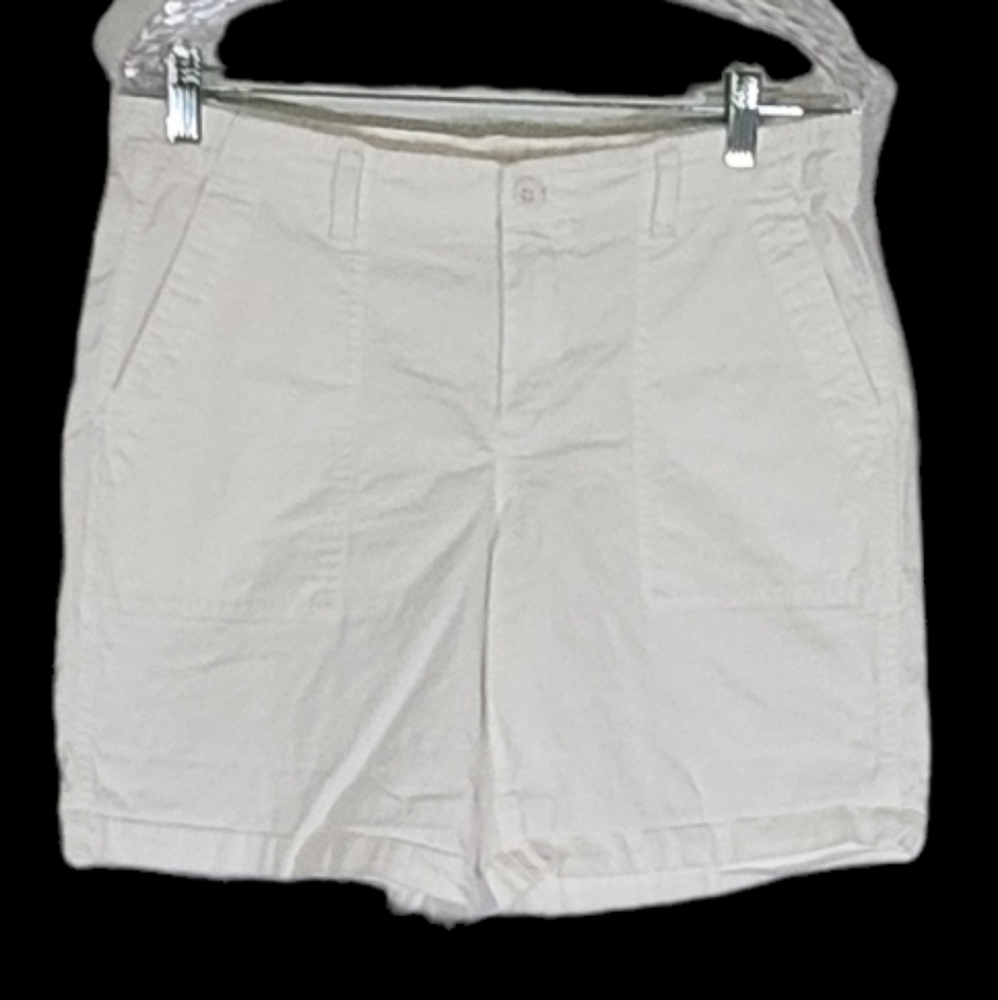 GAP- Girlfriend Chino Shorts. White Size 8
